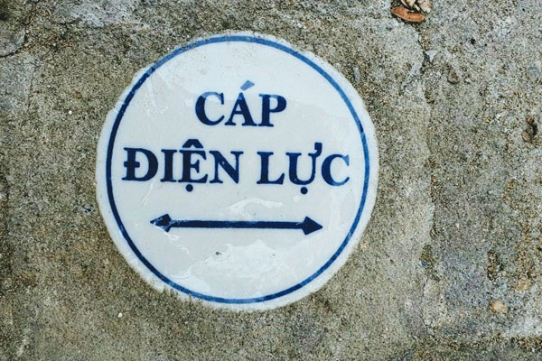 sứ cảnh báo cáp ngầm