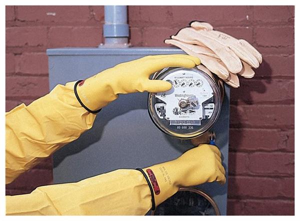 Găng tay cách điện là gì? Lưu ý quan trọng khi chọn mua