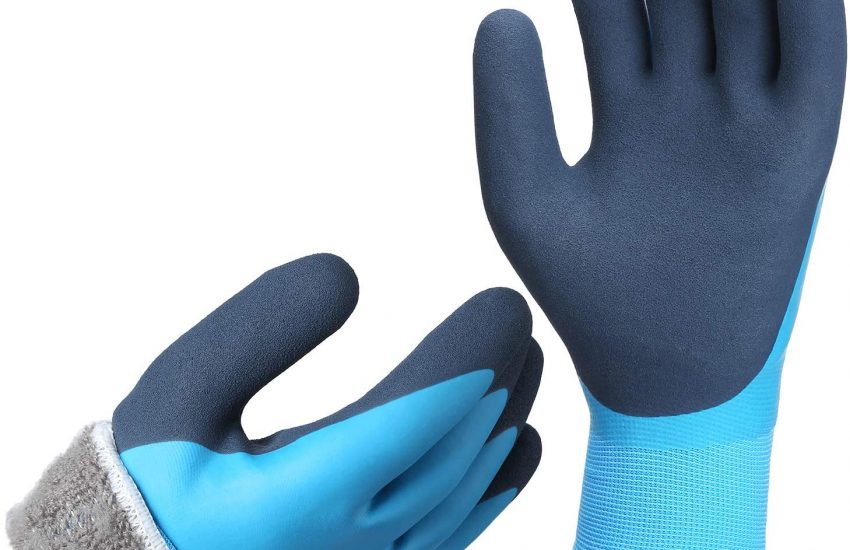 Sử dụng găng tay cách điện