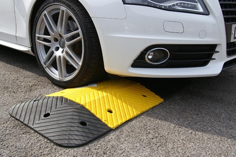 Lắp đặt gờ giảm tốc cao su tại các công trình xây dựng